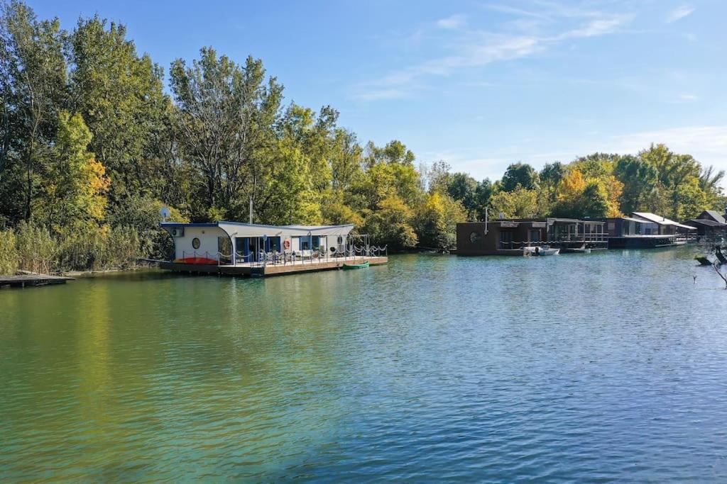 Ocarujuci Houseboat Na Dunaji Bratislava Exteriör bild