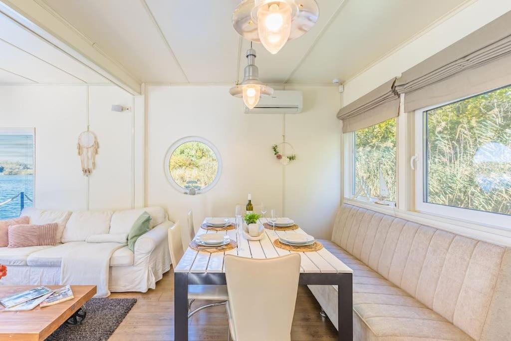 Ocarujuci Houseboat Na Dunaji Bratislava Exteriör bild