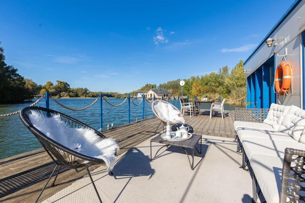 Ocarujuci Houseboat Na Dunaji Bratislava Exteriör bild