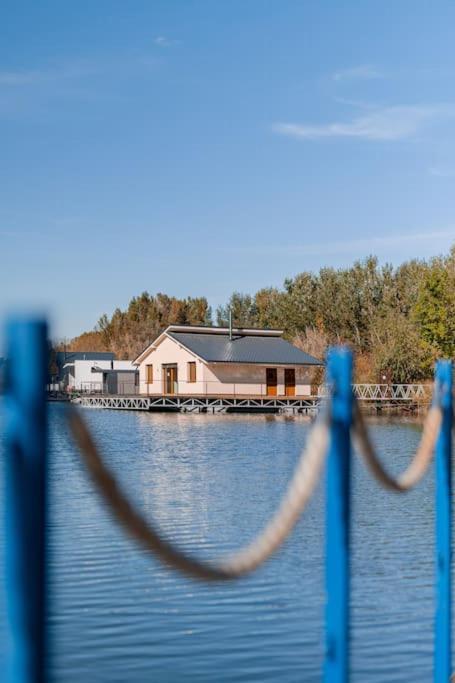 Ocarujuci Houseboat Na Dunaji Bratislava Exteriör bild