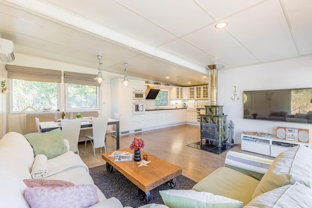 Ocarujuci Houseboat Na Dunaji Bratislava Exteriör bild