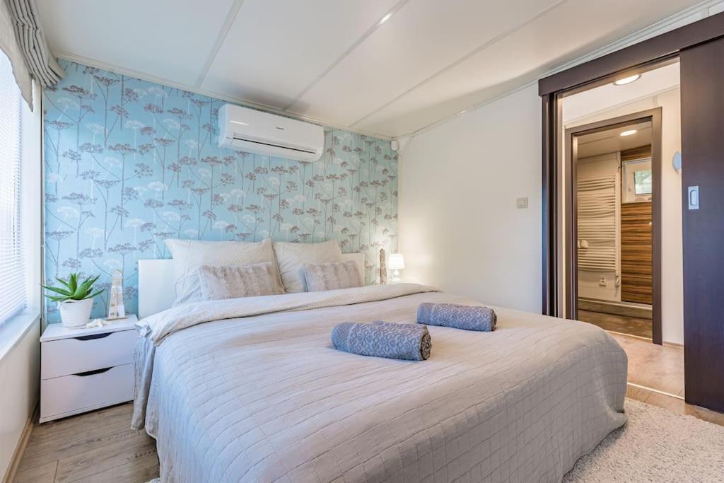 Ocarujuci Houseboat Na Dunaji Bratislava Exteriör bild