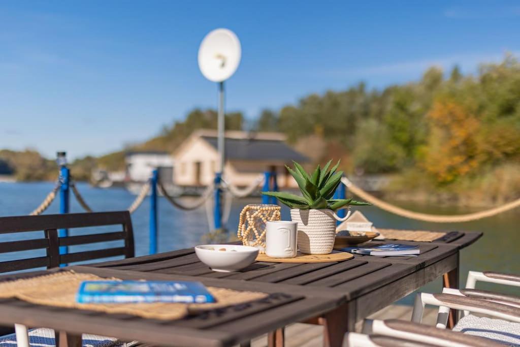 Ocarujuci Houseboat Na Dunaji Bratislava Exteriör bild
