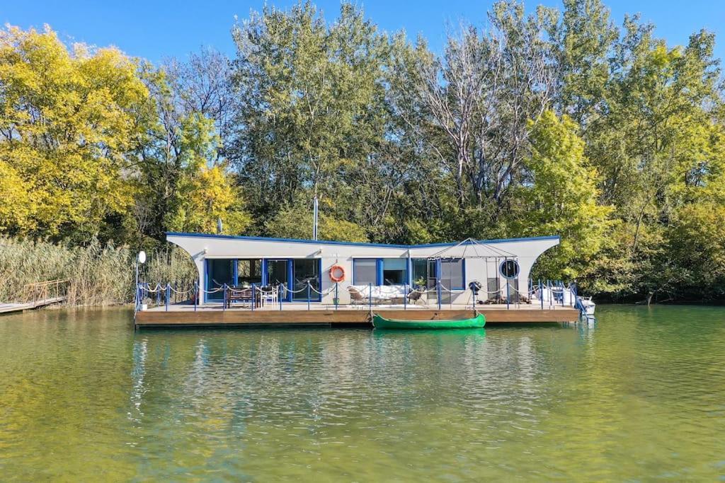 Ocarujuci Houseboat Na Dunaji Bratislava Exteriör bild