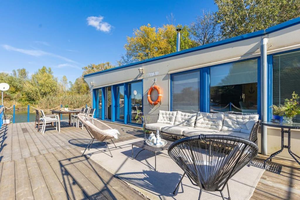 Ocarujuci Houseboat Na Dunaji Bratislava Exteriör bild
