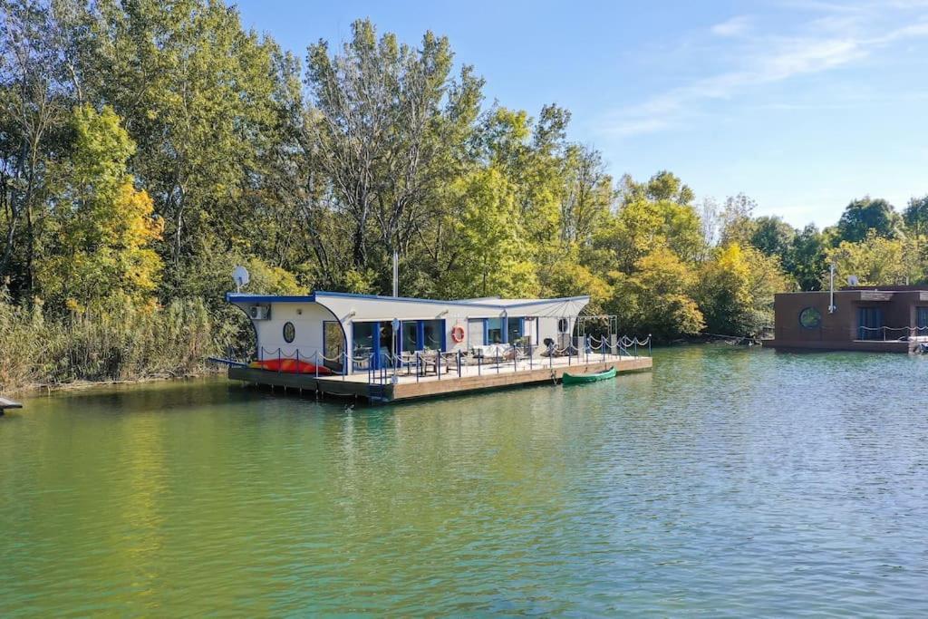 Ocarujuci Houseboat Na Dunaji Bratislava Exteriör bild